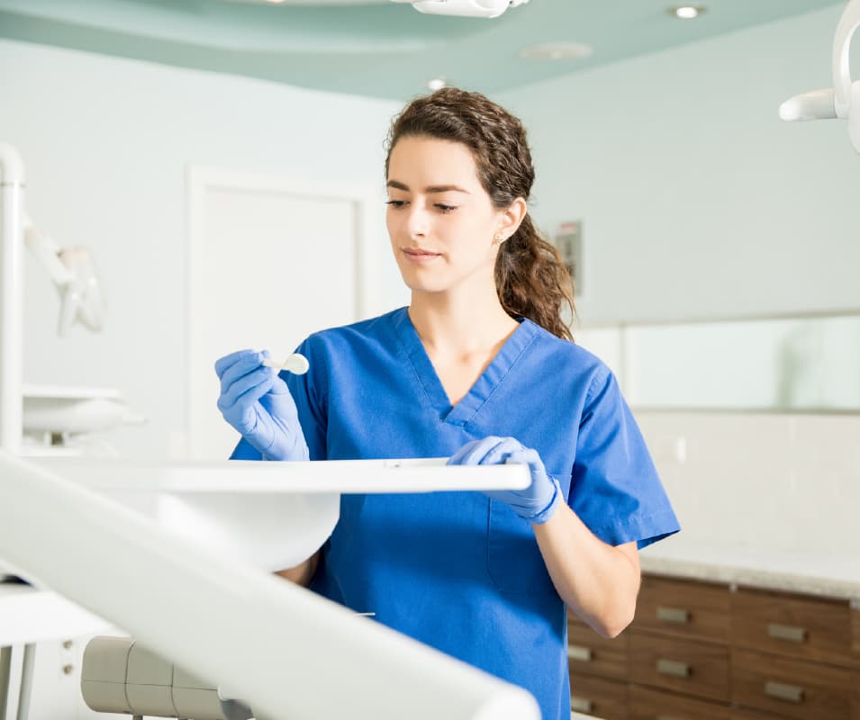 Higienistka stomatologiczna w trakcie pracy