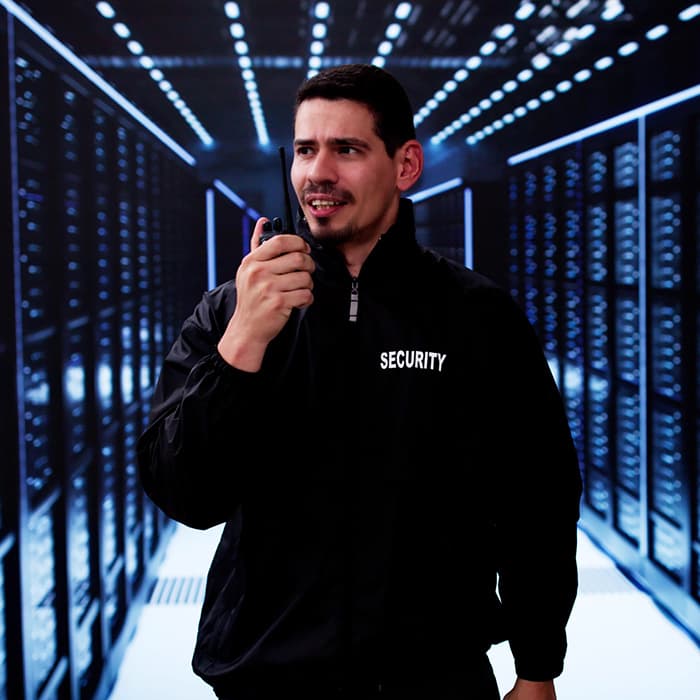 ochroniarz w trakcie patrolu