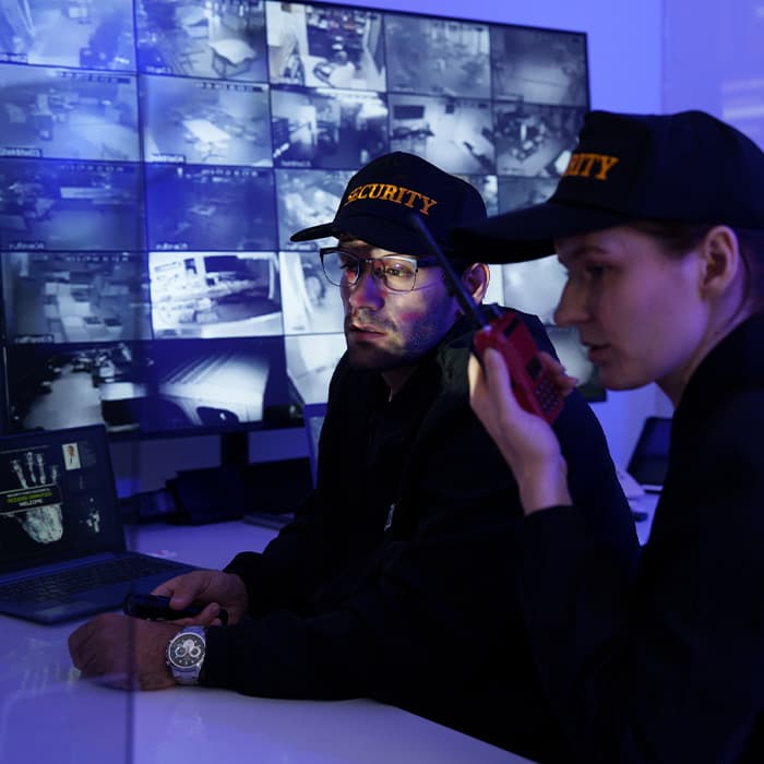 ochroniarze pracujący przy monitoringu