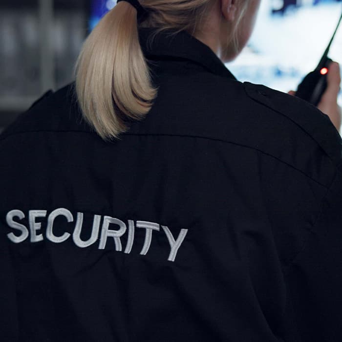 pracowniczka ochrony z krótkofalówką