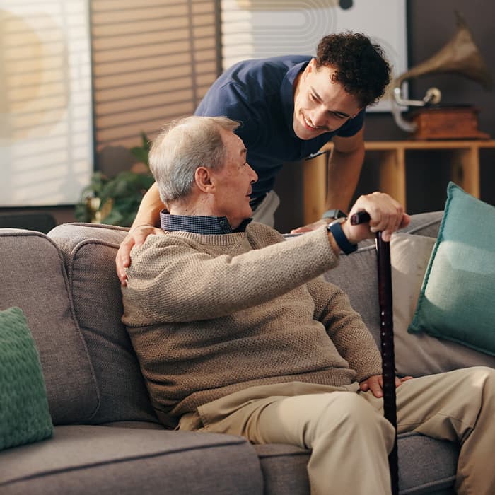 asystent osoby niepełnosprawnej opiekuje się seniorem