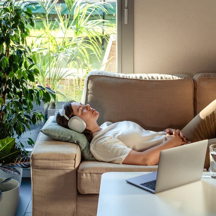 Kobieta leży na kanapie