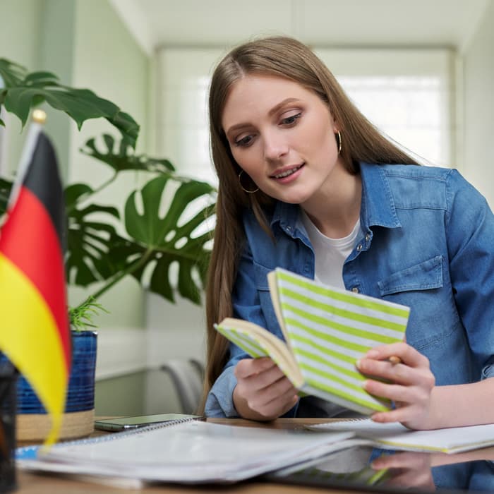 Kobieta uczy się języka niemieckiego