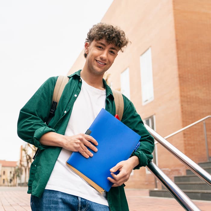 Mężczyzna idzie z zeszytem