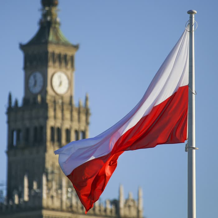 Flaga Polski, w tle Pałac Kultury i Nauki