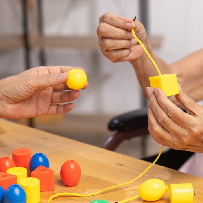 terapeutka zajmuje się dzieckiem