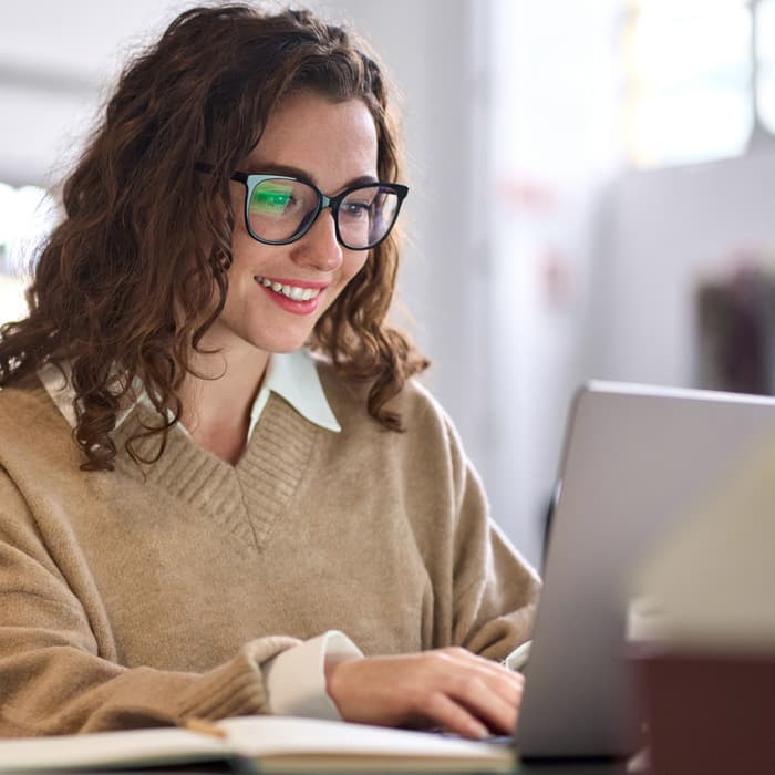 kobieta pracuje na laptopie