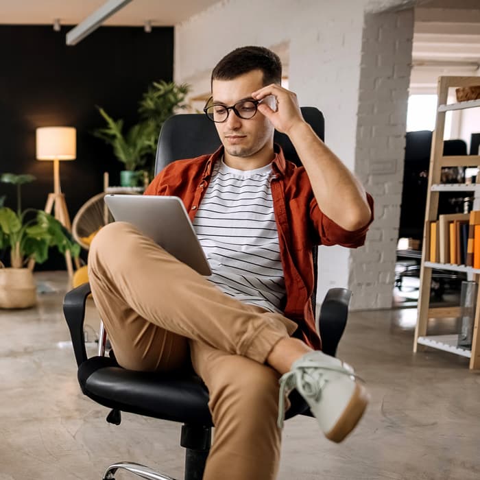 Mężczyzna siedzący z tabletem