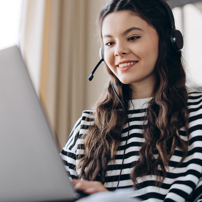 Kobieta korzysta z laptopa