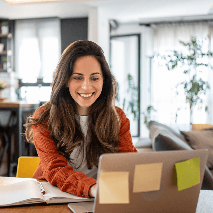 Kobieta korzysta z laptopa