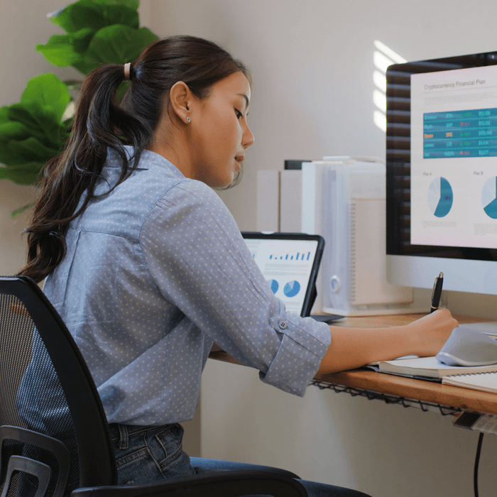 Kobieta korzysta z programu do rozliczeń