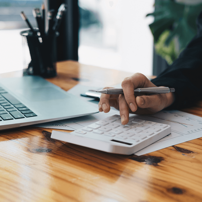 Mężczyzna korzysta z kalkulatora