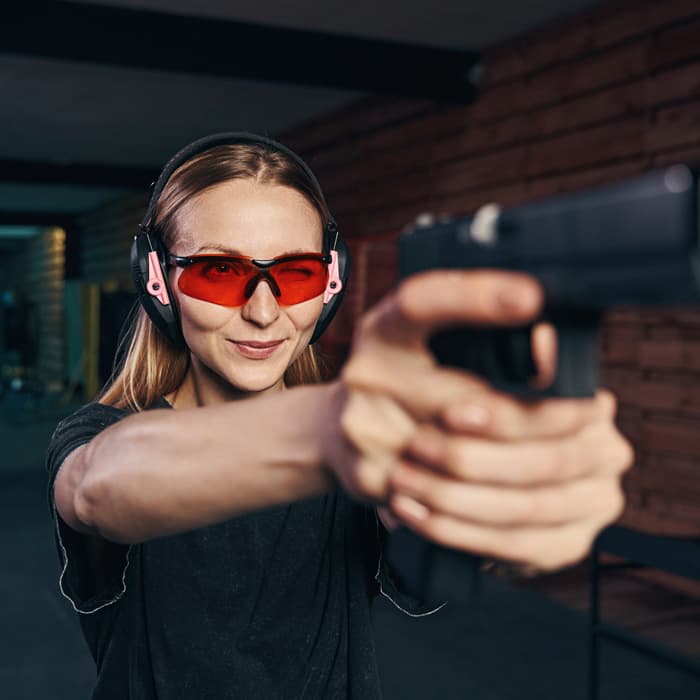 kobieta na strzelnicy