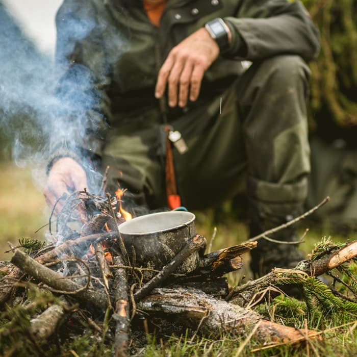 przygotowywanie posiłku w lesie