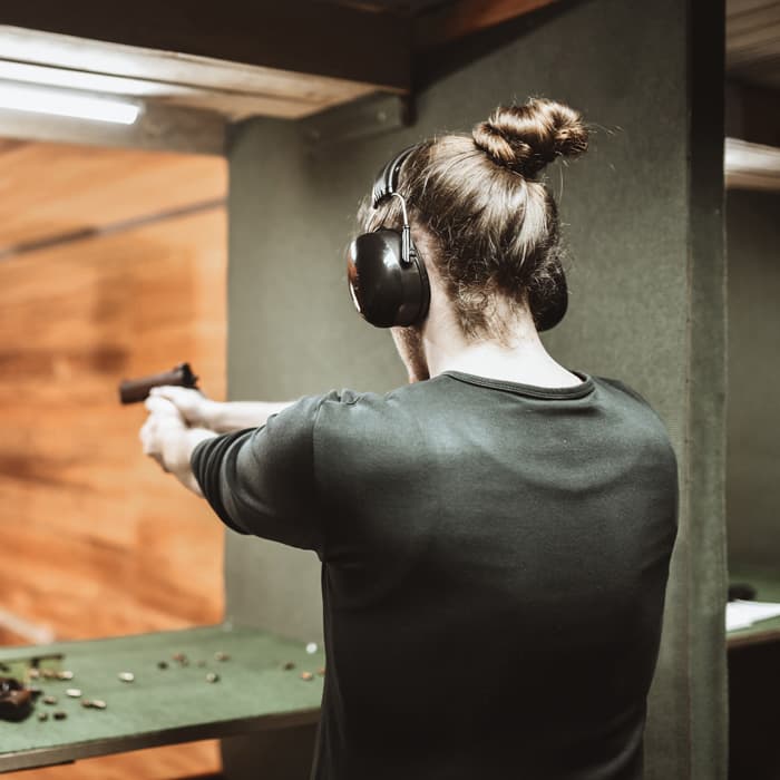 kobieta na strzelnicy