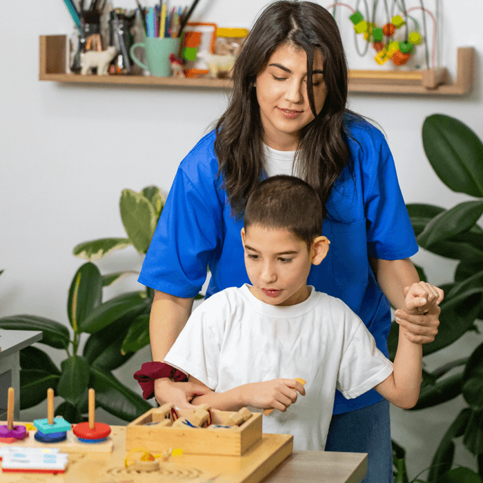 terapeutka zajmuje się dzieckiem