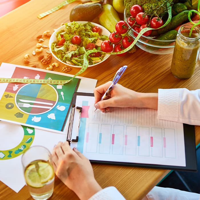 konsultant ds dietetyki układa dietę