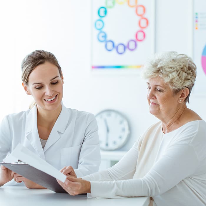 konsultant ds dietetyki doradza seniorce