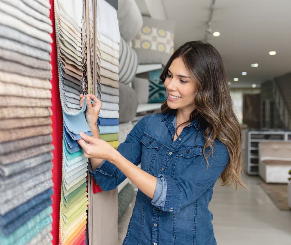 dekoratorka wybiera wzór tkaniny