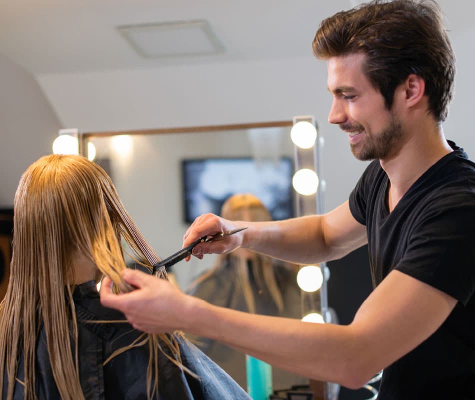 fryzjer obcina włosy klientce