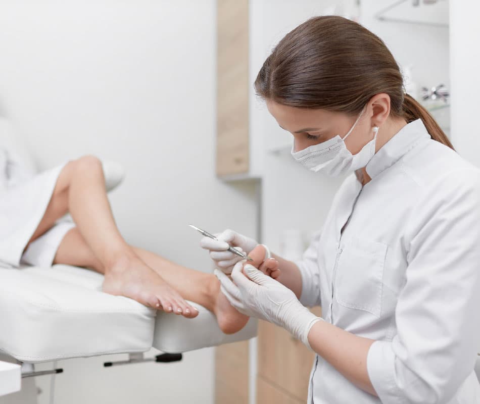 Podolog w czasie wykonywania zabiegu