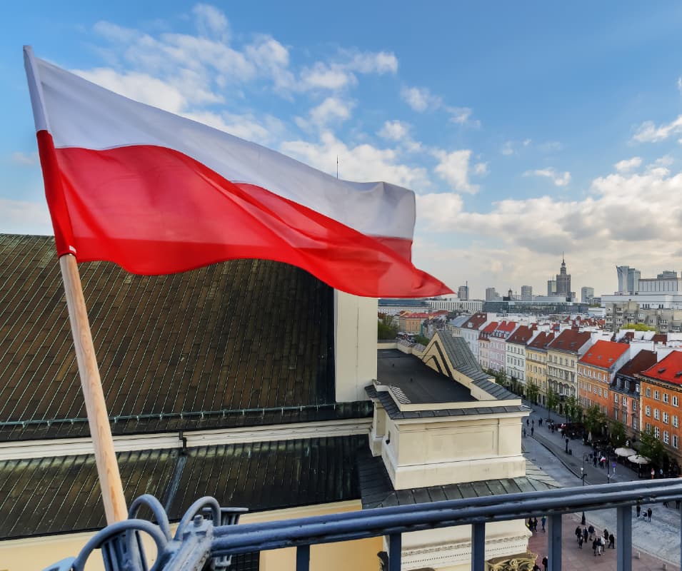 Flaga Polski na maszcie