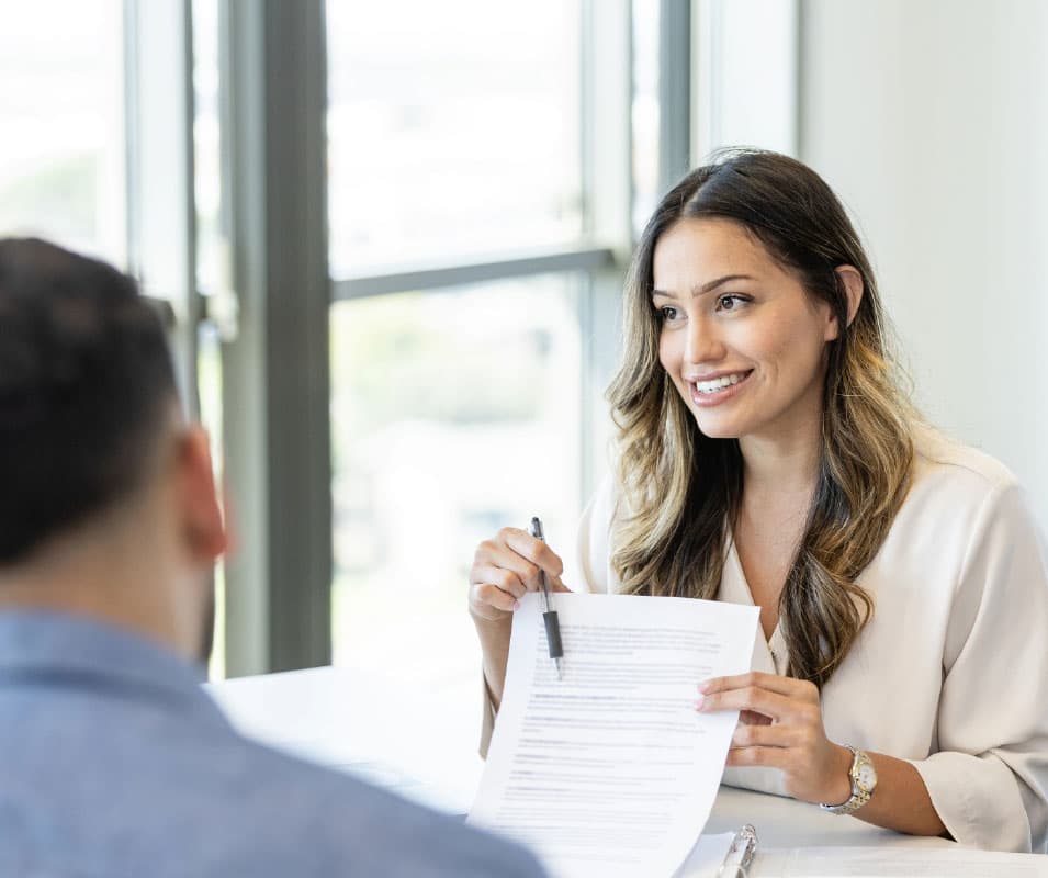agentka ubezpieczeniowa prezentuje klientowi ofertę