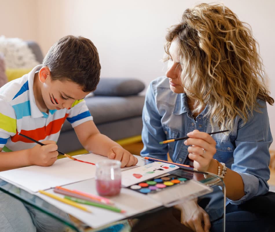 dziecko bierze udział w arteterapii