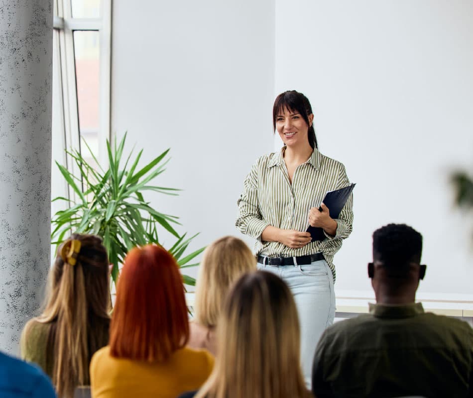 kobieta prowadzi event