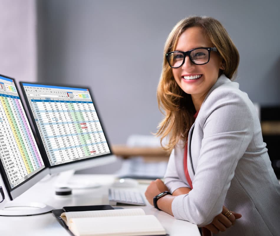 kobieta pracuje w programie excel