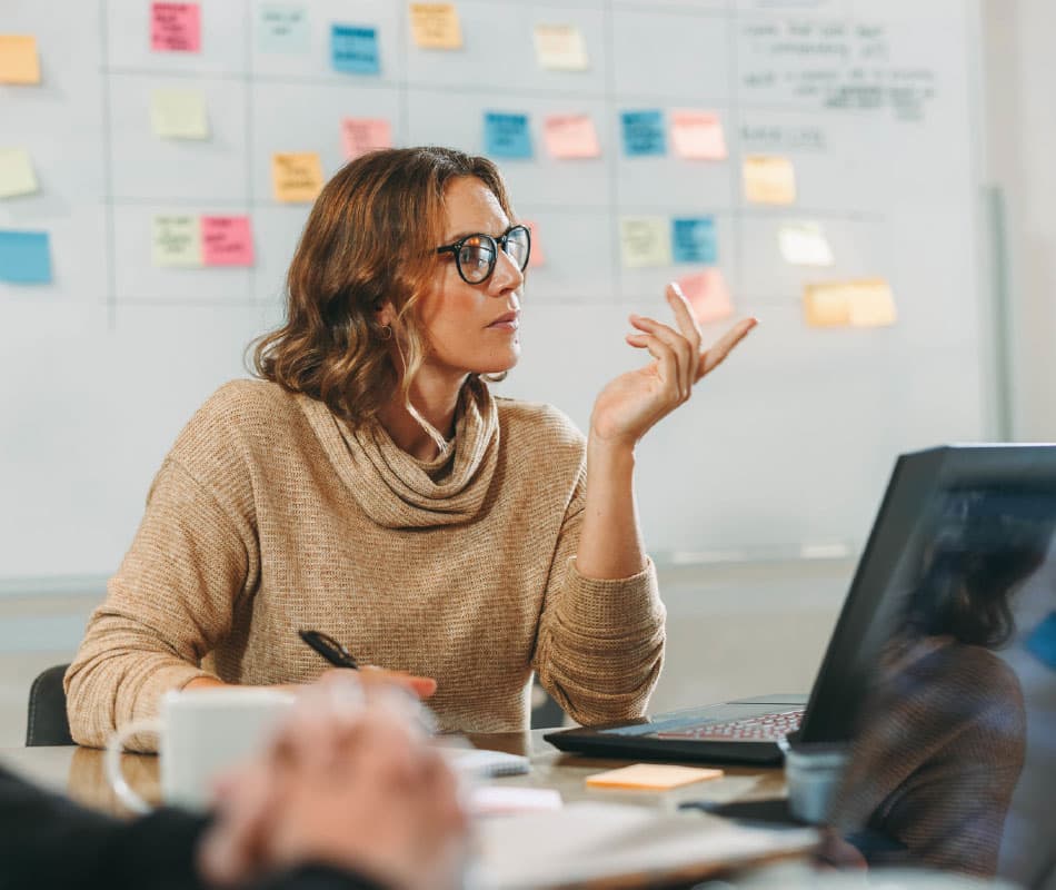 Kobieta korzysta z laptopa