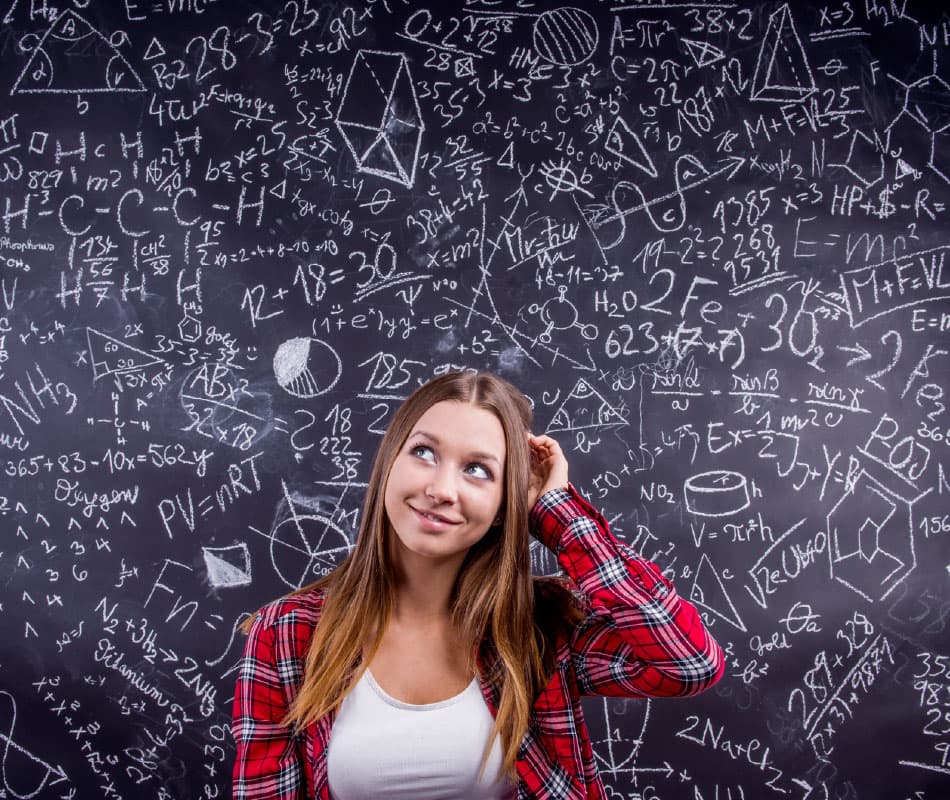 maturzystka przy tablicy z matematycznymi wzorami