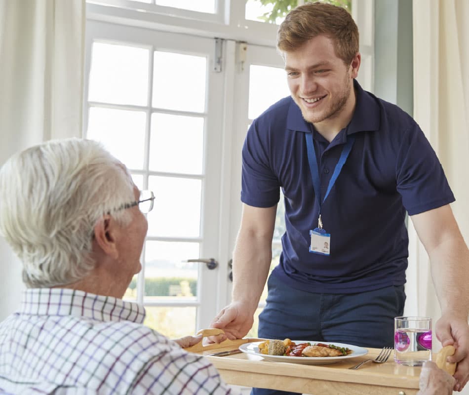 opiekun zajmuje się seniorem