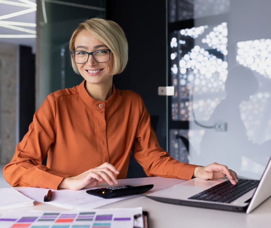 kobieta pracuje w biurze