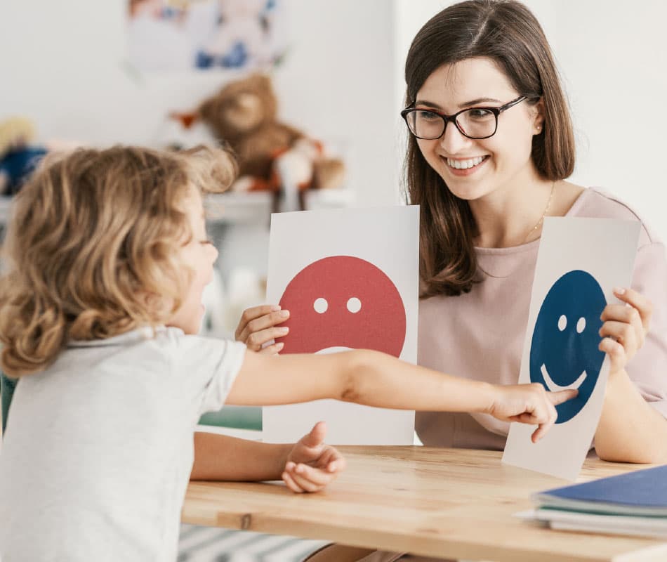 terapeutka zajęciowa pracuje z dzieckiem