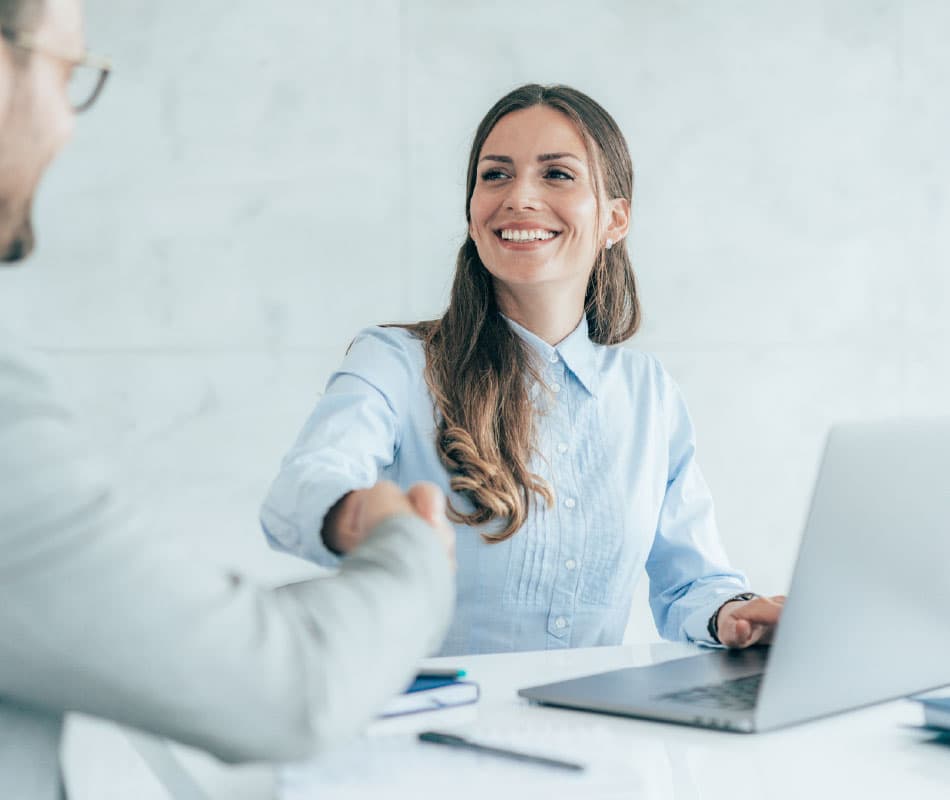 Specjalista ds. marketingu w czasie konsultacji.