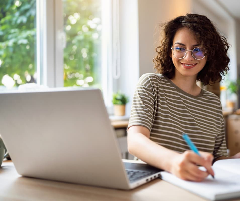 księgowa pracuje przy laptopie