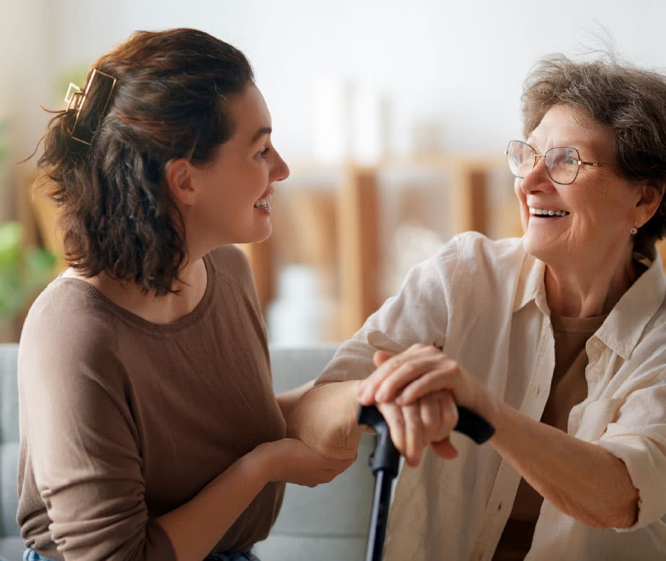 opiekunka zajmuje się starszą kobietą