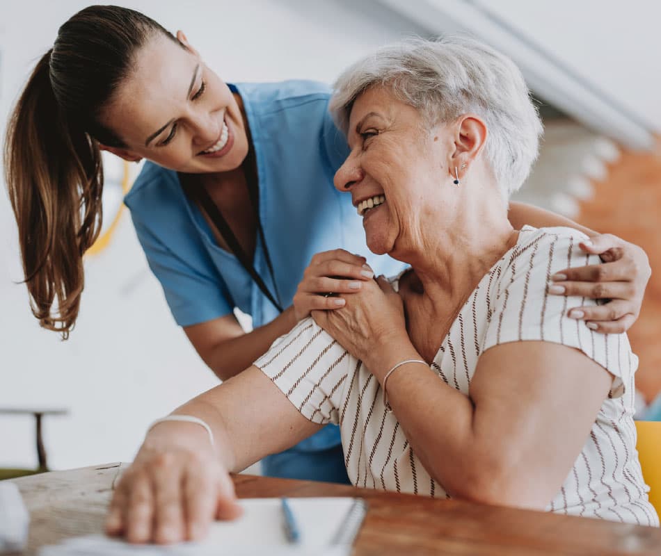 opiekun zajmuje się starszą kobietą