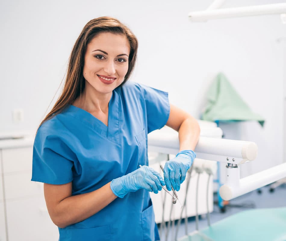 asystentka stomatologiczna w gabinecie