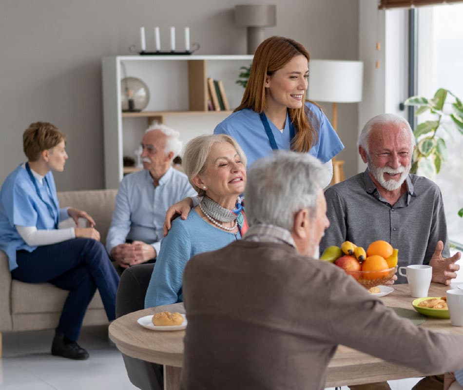 opiekun zajmuje się grupą seniorów