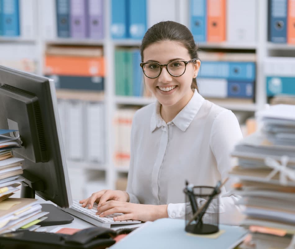 archiwistka pracująca przy biurku