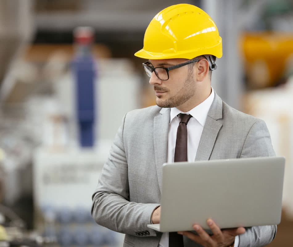 inspektor bhp z laptopem w kasku