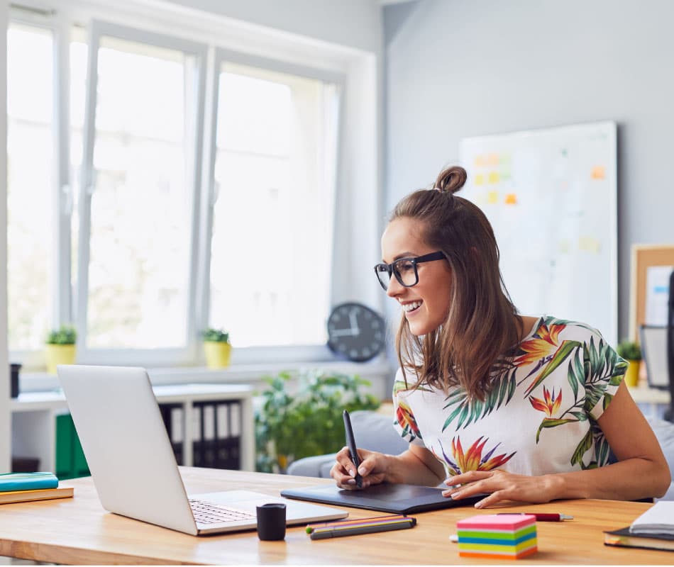 Kobieta projektuje na laptopie