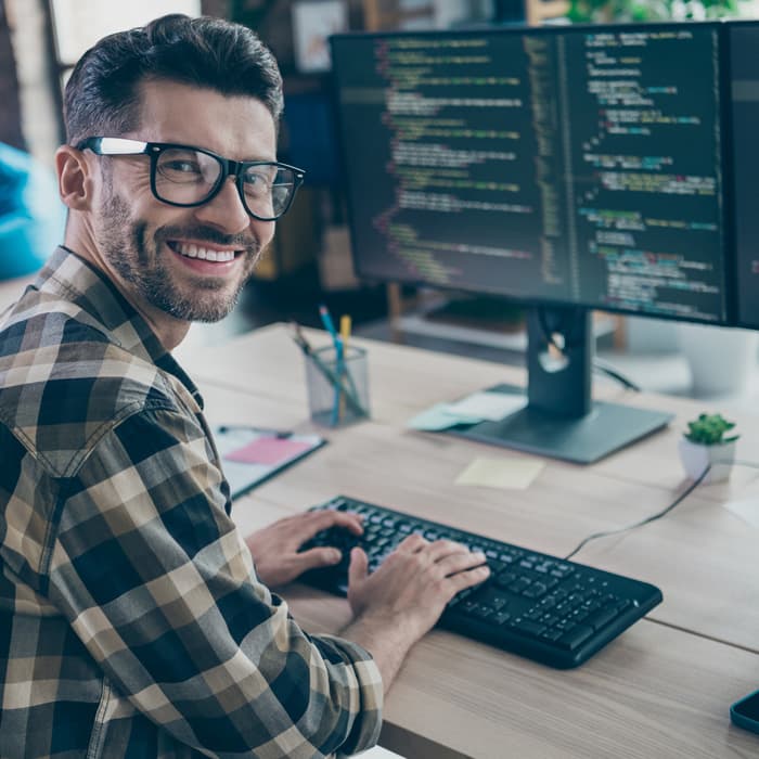 tester oprogramowania pracuje przy biurku