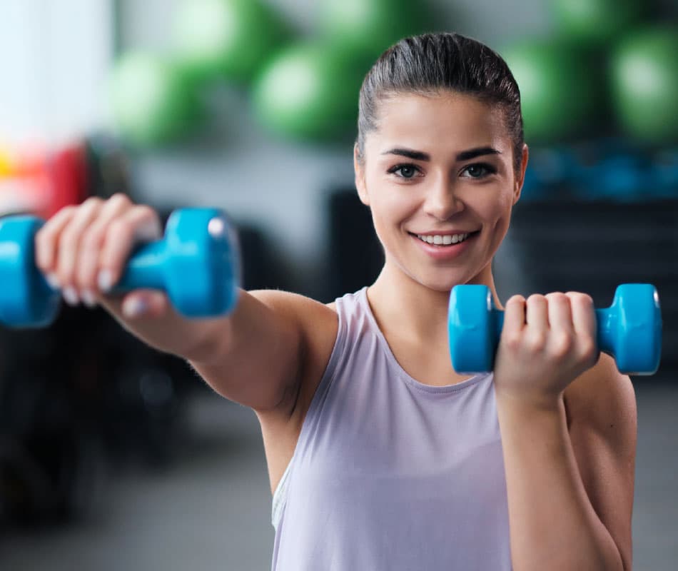 Trenerka fitness wykonuje ćwiczenia